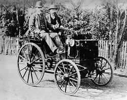 mile LEVASSOR sur une Panhard-Levassor - 24.7 ko