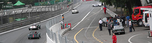 La Porsche n°164 est immobilisée sur le côté droit de la piste - 99.7 ko La Porsche n°164 est immobilisée sur le côté droit de la piste - 99.7 ko